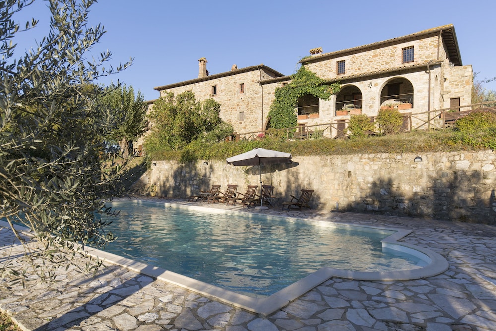 Podere le Corone — 4-Star Luxury Hotel in Monte Castello Di Vibio, Italy
