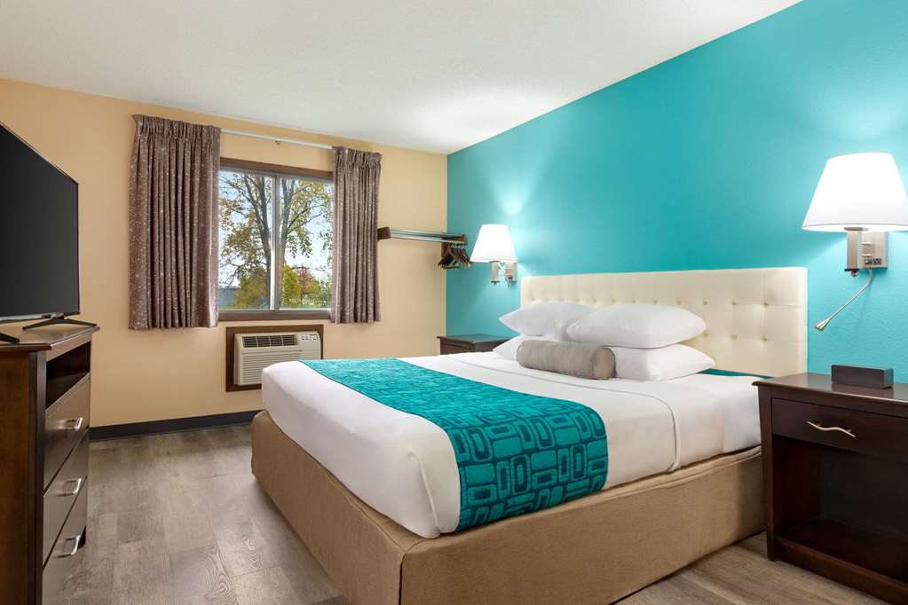 Howard Johnson by Wyndham Waterloo Cedar Falls - photo 20