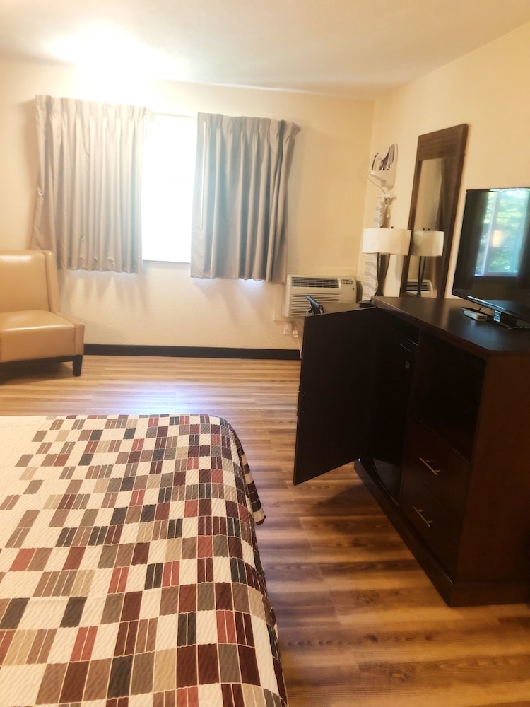 Evergreen Inn & Suites Portland - photo 2