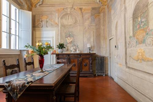 Santo Spirito Frescoed 6 Sleeps Apartment — 4-Star Luxury Hotel in Florence, Italy
