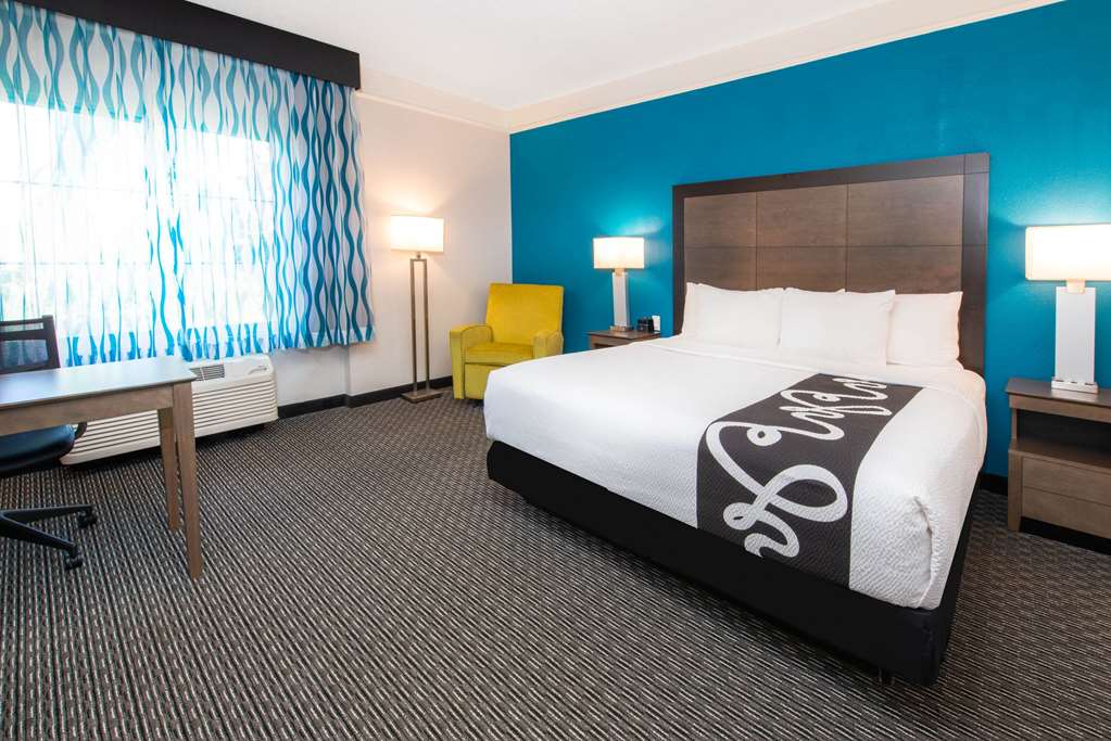 La Quinta Inn & Suites by Wyndham Tampa Brandon Regency Park - photo 16