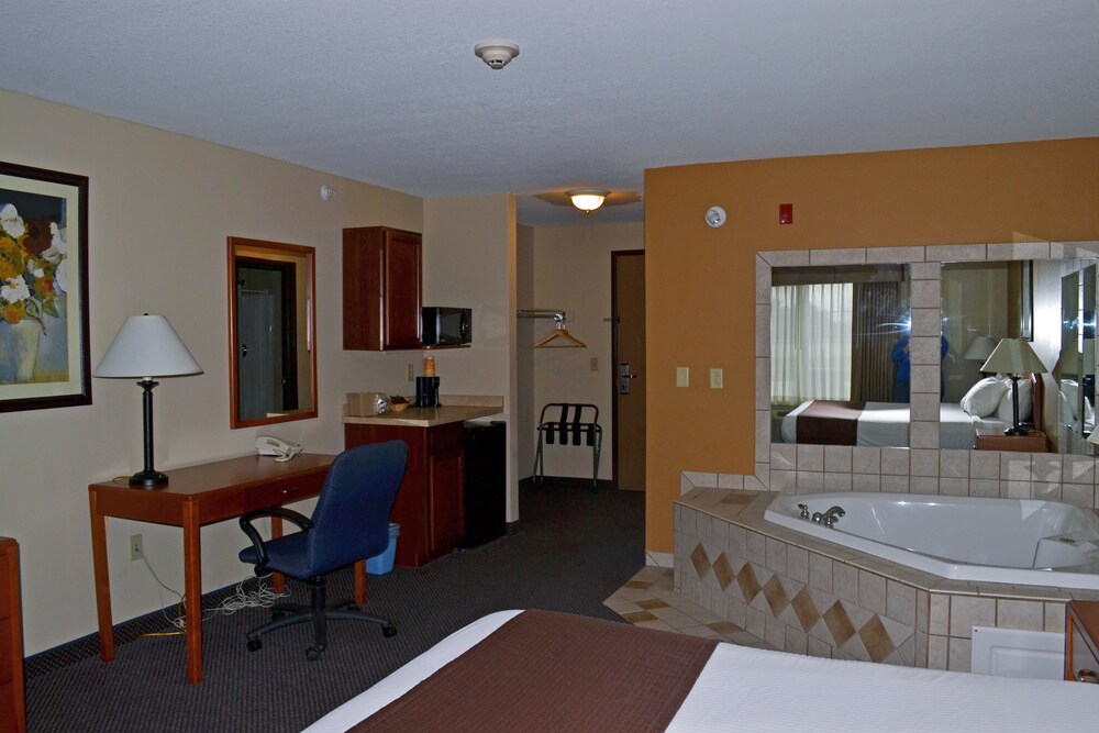 Paola Inn And Suites - photo 9