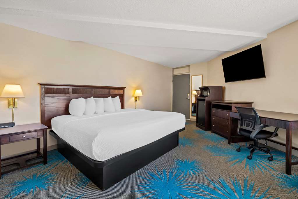 Days Inn by Wyndham Dubuque - photo 22