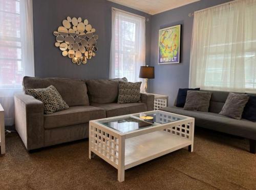 Charming 3 Bedroom Home 6 Beds Sleeps up to 12 — 4-Star Luxury Hotel in Oswego, United States