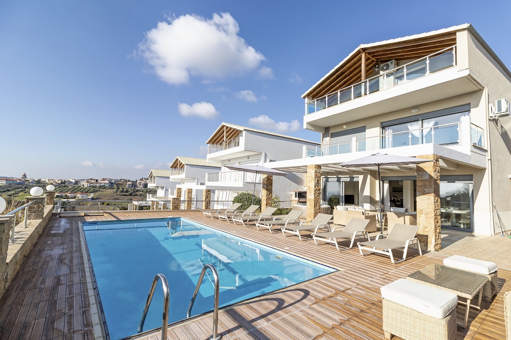 Villa Nefeli — 4-Star Luxury Hotel in Nea Moudhania, Greece