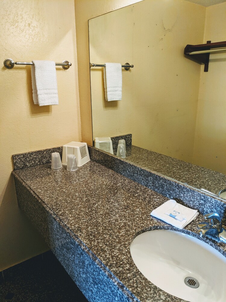 Lake Houma Inn - photo 17