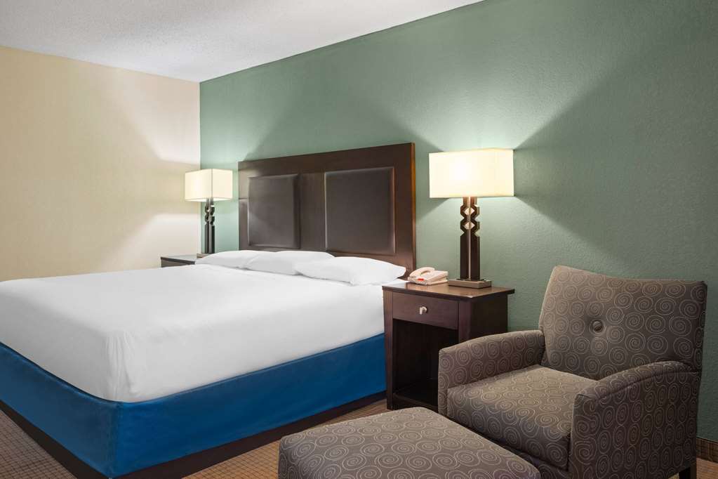 Travelodge By Wyndham Gaylord - photo 15
