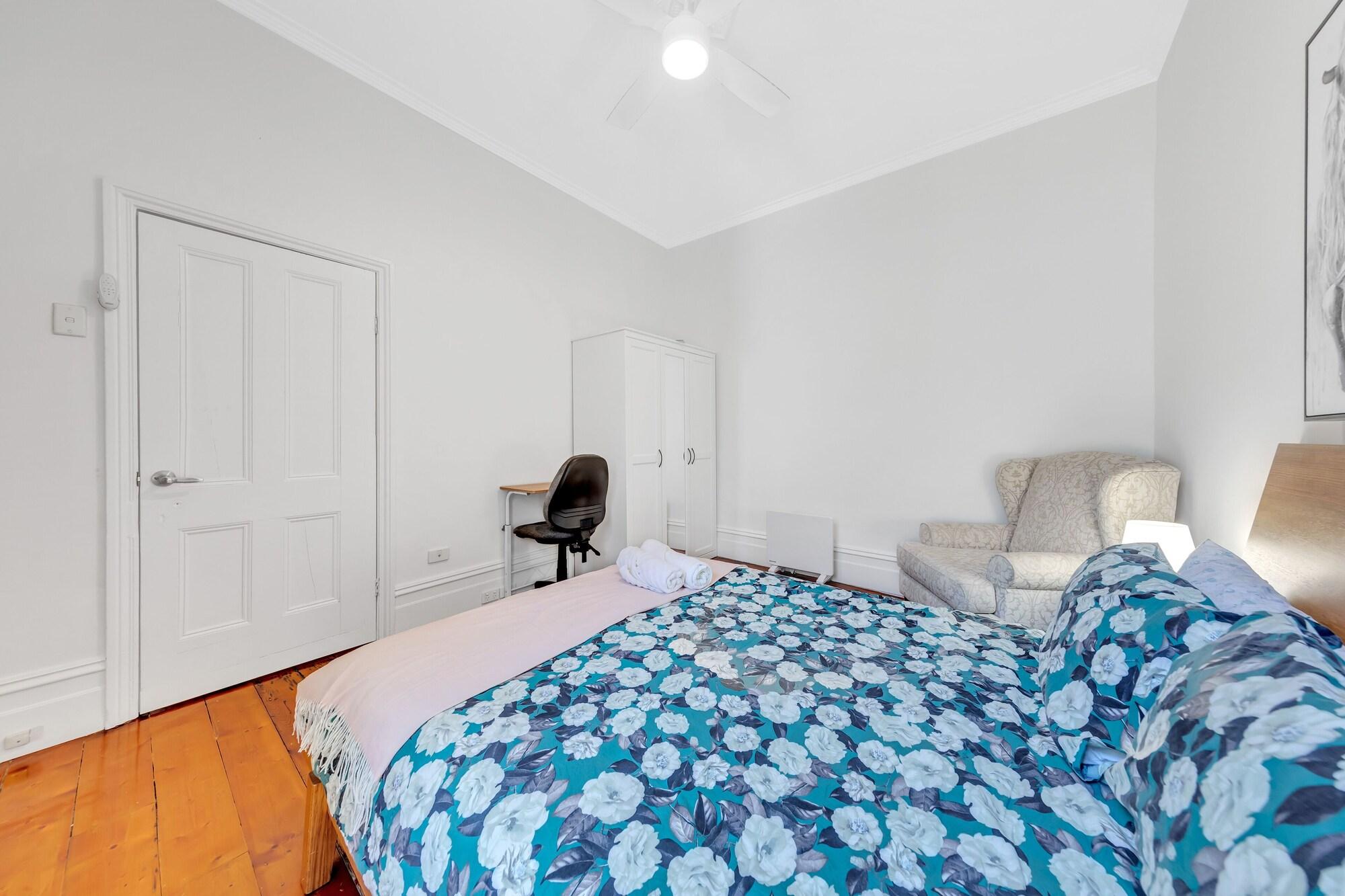 Melbourne Guest House with Parking and Courtyard — 4-Star Luxury Hotel in Melbourne, Australia