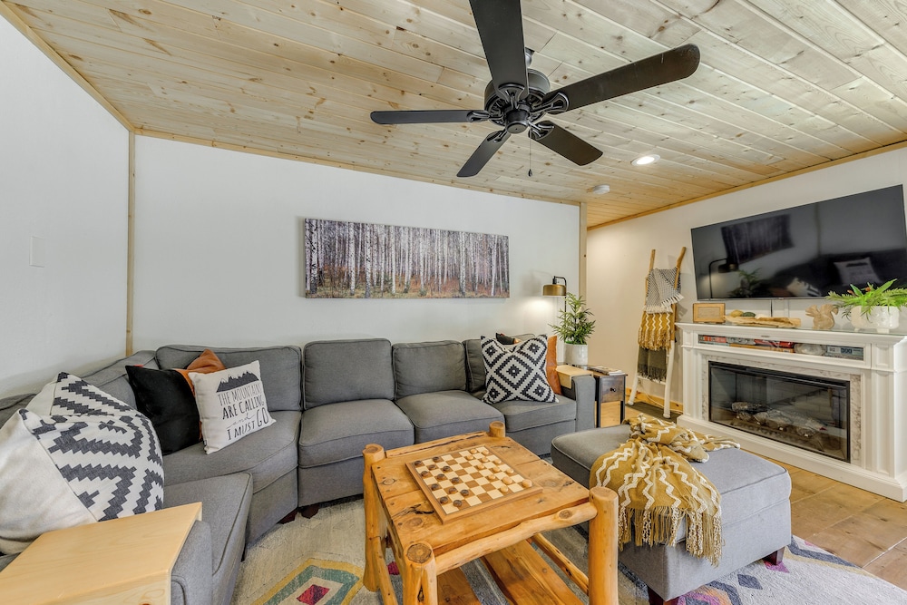 Ruidoso Cabin Rental with Hot Tub Walk to Main — 4-Star Luxury Hotel in Ruidoso, United States