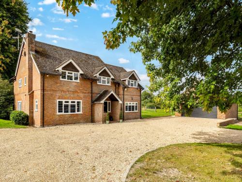 Chilterns Countryside Hideaway With Hot Tub Pass The Keys — Princes Risborough