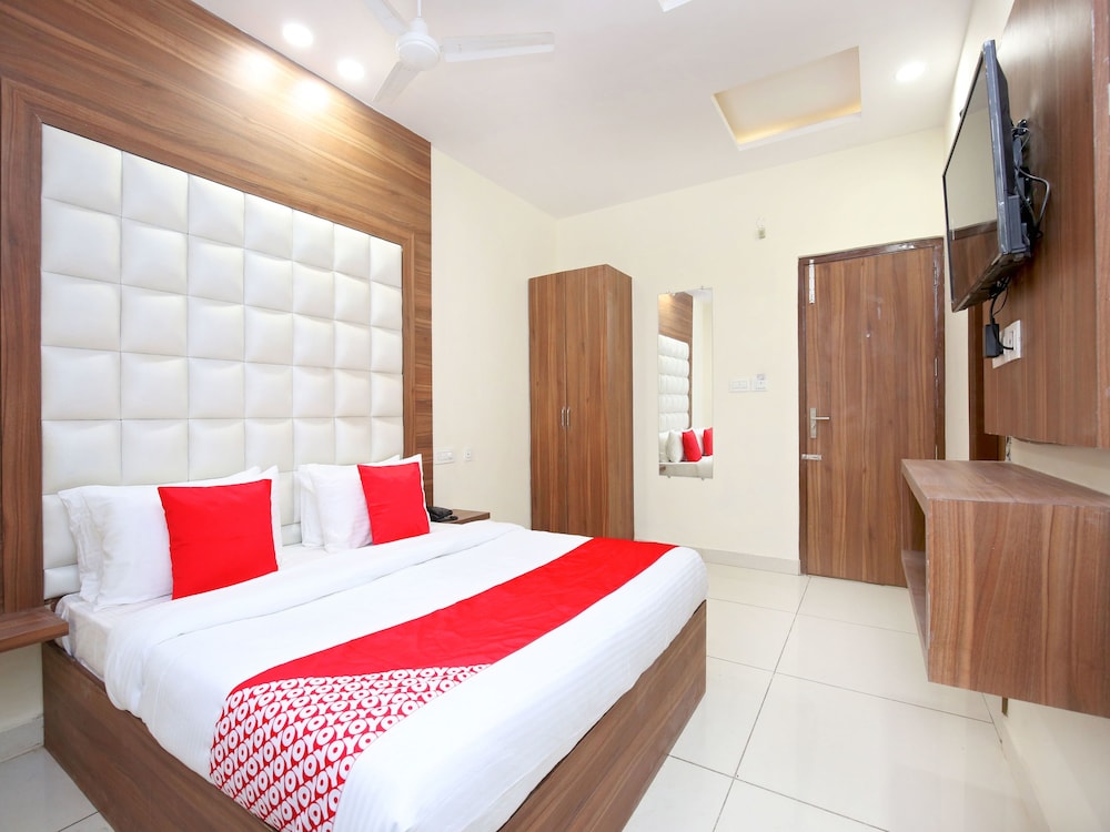 Oyo 15975 Hotel 365