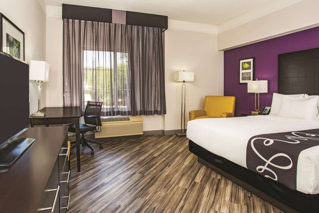 La Quinta Inn & Suites by Wyndham Las Vegas Summerlin Tech - photo 19