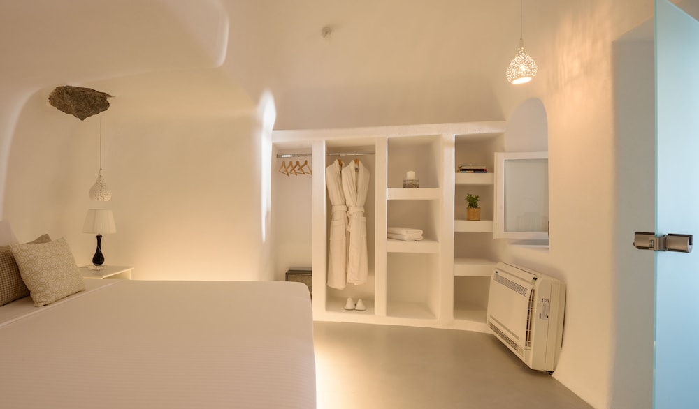 White Dream Suites - carbon neutral hotel in Fira