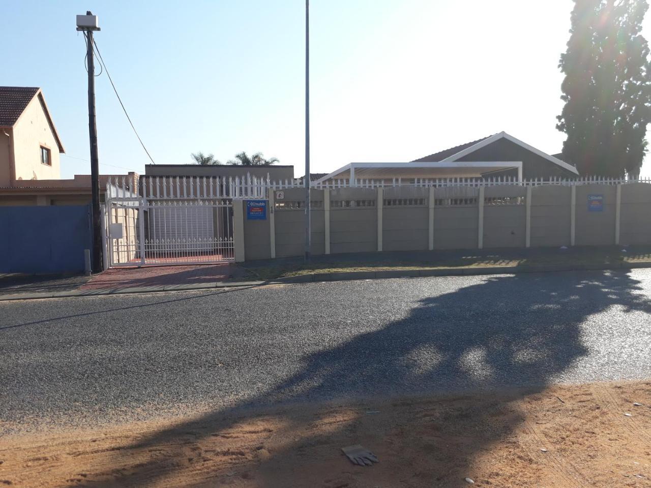 Robertsham Self Catering Cottages — 4-Star Luxury Hotel in Johannesburg, South Africa
