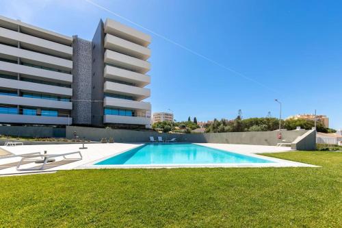 Amazing central apartment with sea view close to beach with pool sauna WiFi and private parking — 4-Star Luxury Hotel in Lagos, Portugal