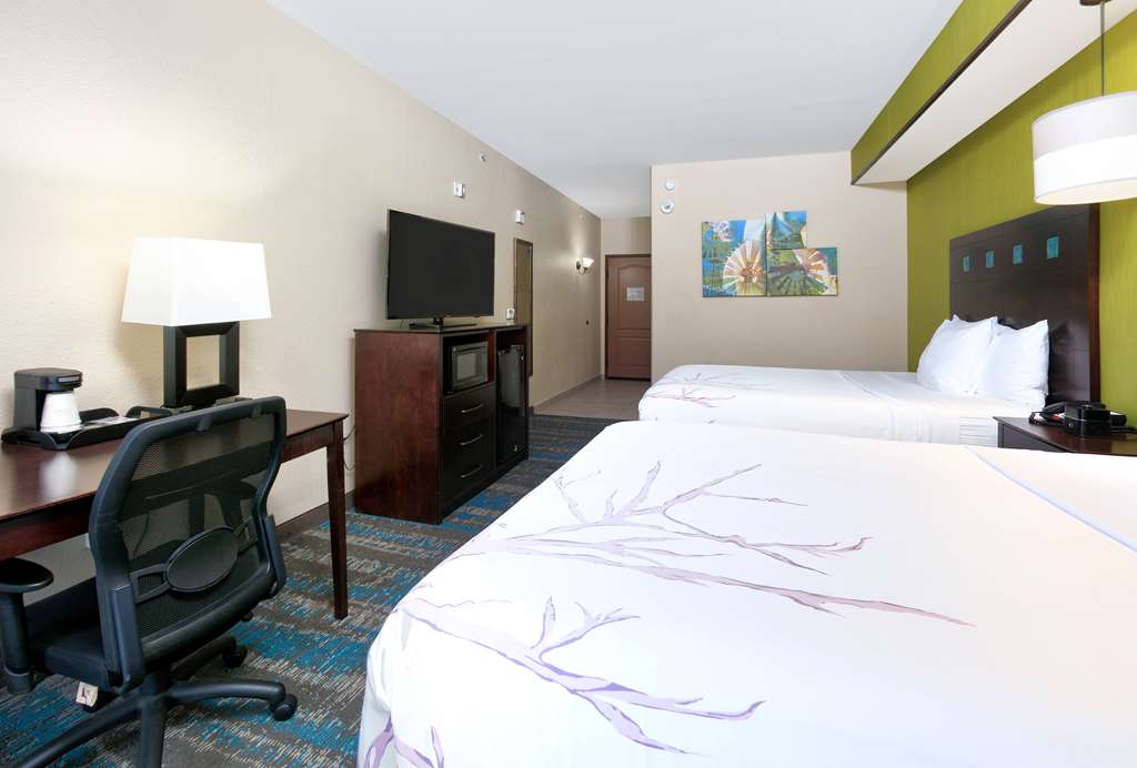 La Quinta Inn & Suites by Wyndham Dallas Grand Prairie South - photo 43