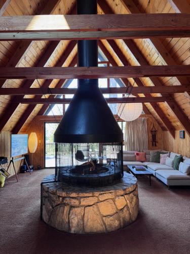 A Frame with Carousel Fireplace — hotel in Running Springs