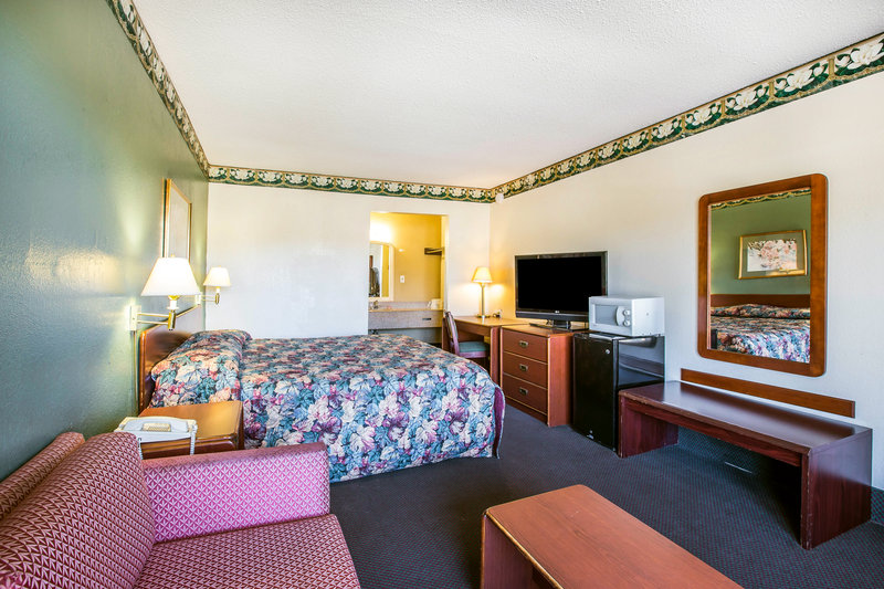 Relax Inn Milledgeville - photo 21