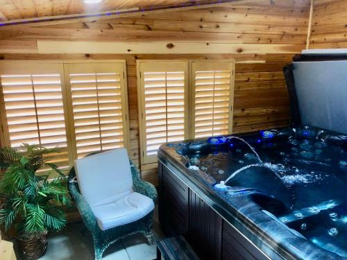 Denver Blue Bear Den 3Br 2Ba & Spa — 4-Star Luxury Hotel in Denver, United States