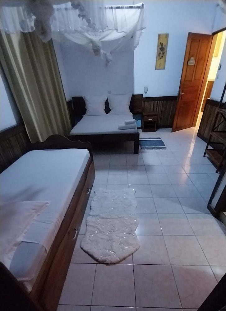 Aviavy Hotel — Hell-Ville — photo 2