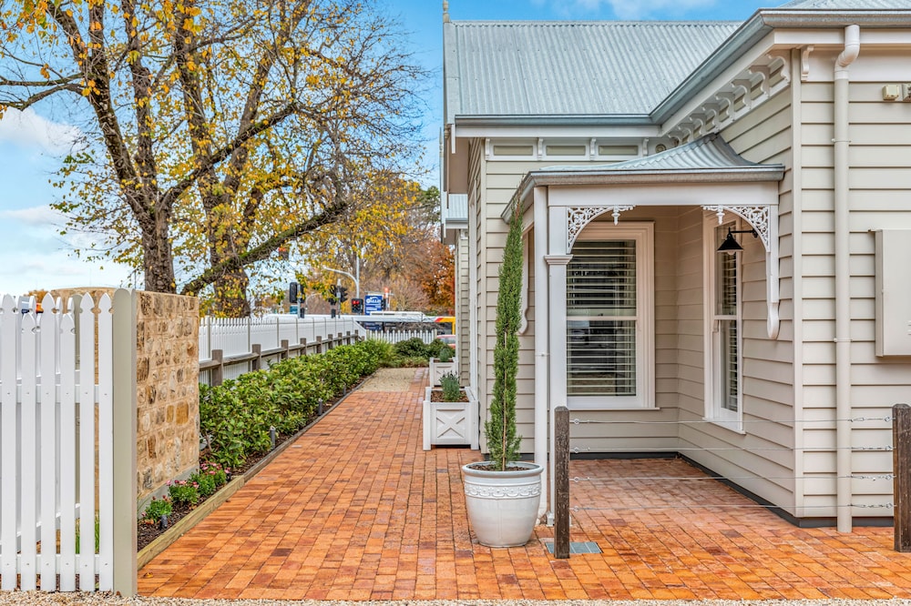 Grandview Accommodation The Elm Tree Apartments — 4-Star Luxury Hotel in Mount Barker, Australia