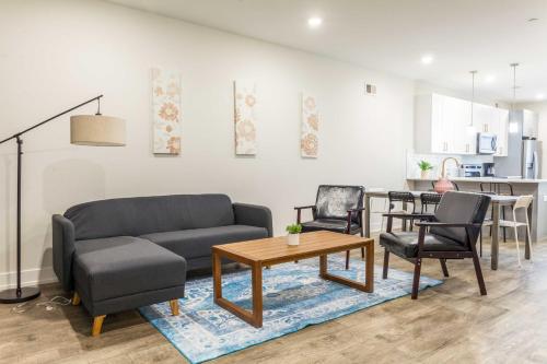 4Bedrm 4Bath BackyardWiFi WDCoffeeParking — 4-Star Luxury Hotel in Philadelphia, United States