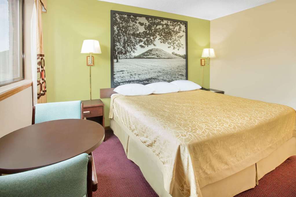 Super 8 by Wyndham Normal Bloomington - photo 8