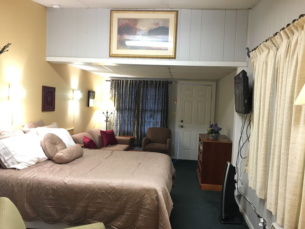 CedarWood Inn - photo 13