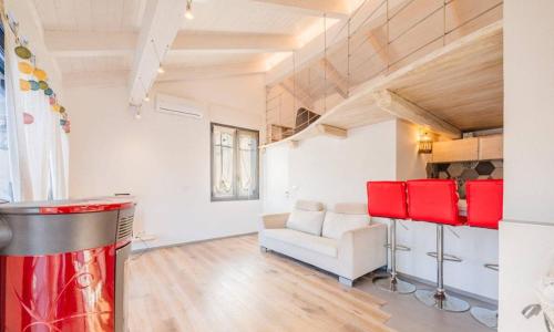 Appartamento Spotorno con ampio terrazzo attrezzato anche con angolo cottura — 4-Star Luxury Hotel in Spotorno, Italy