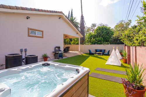 Regal 4 bed with hot tub close to Universal sleeps 15 — 4-Star Luxury Hotel in Los Angeles, United States