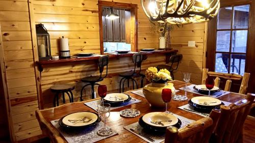 Rustic Fantastic 6BR sleeps16 central Hochatown Hot tub Firepit in Broken Bow, United States