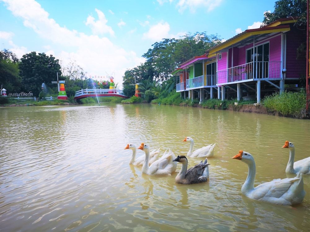 Khonchom Resort - carbon neutral hotel in Wihan Daeng