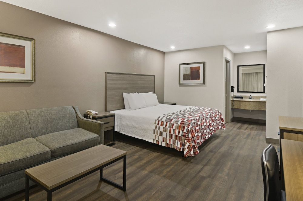 Red Roof Inn & Suites Irving DFW Airport South - photo 16