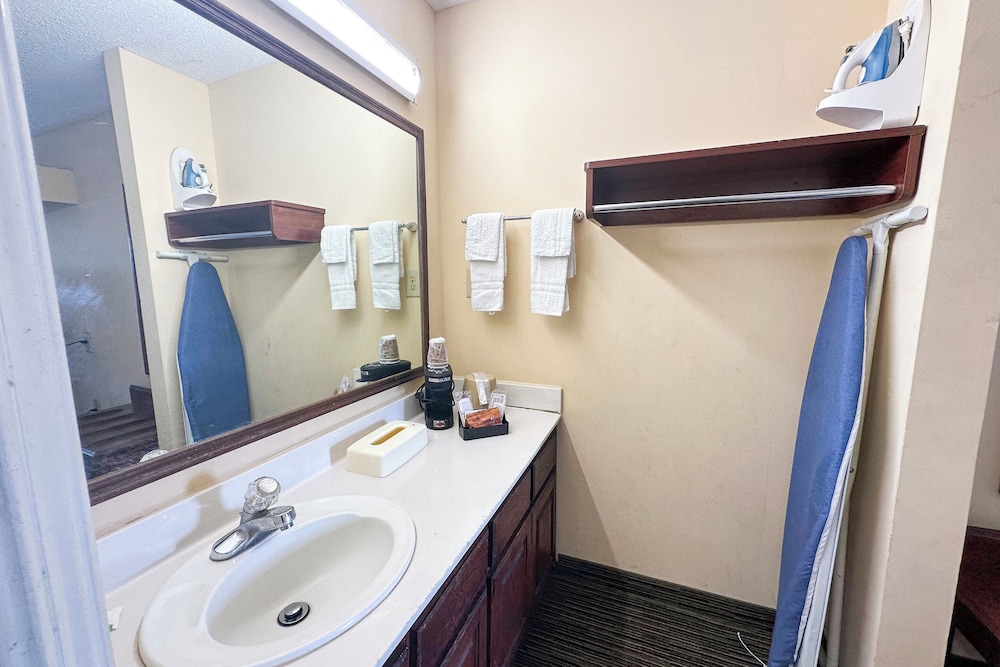 Bonita Lakes Inn by Capital O Meridian I20 - photo 60