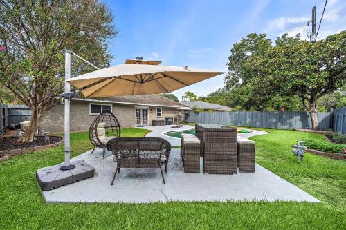 Pool Stay Near DT Heights WiFi Games Yard BBQ — 4-Star Luxury Hotel in Houston, United States