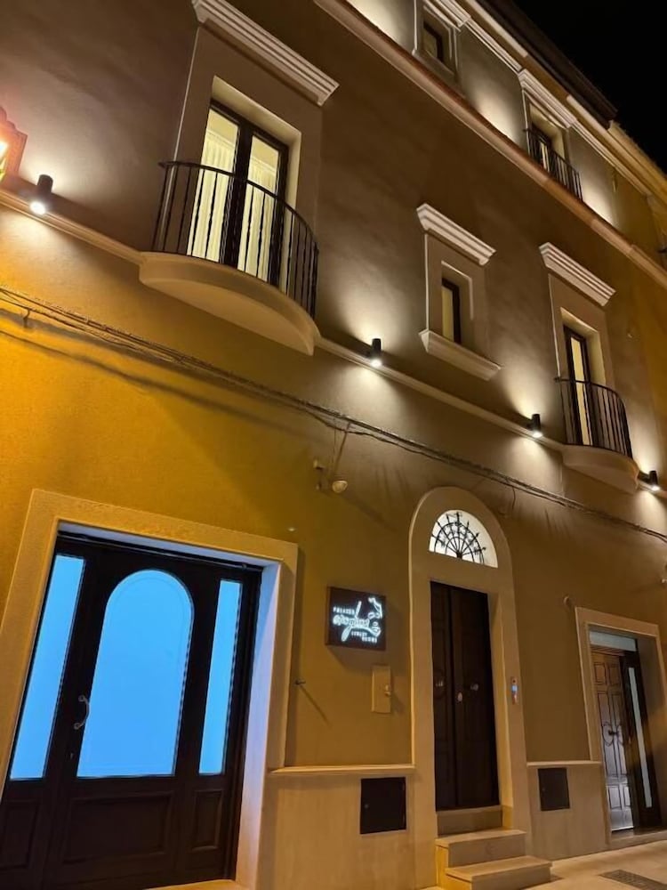 B&B Palazzo Croghan — 4-Star Luxury Hotel in Torremaggiore, Italy