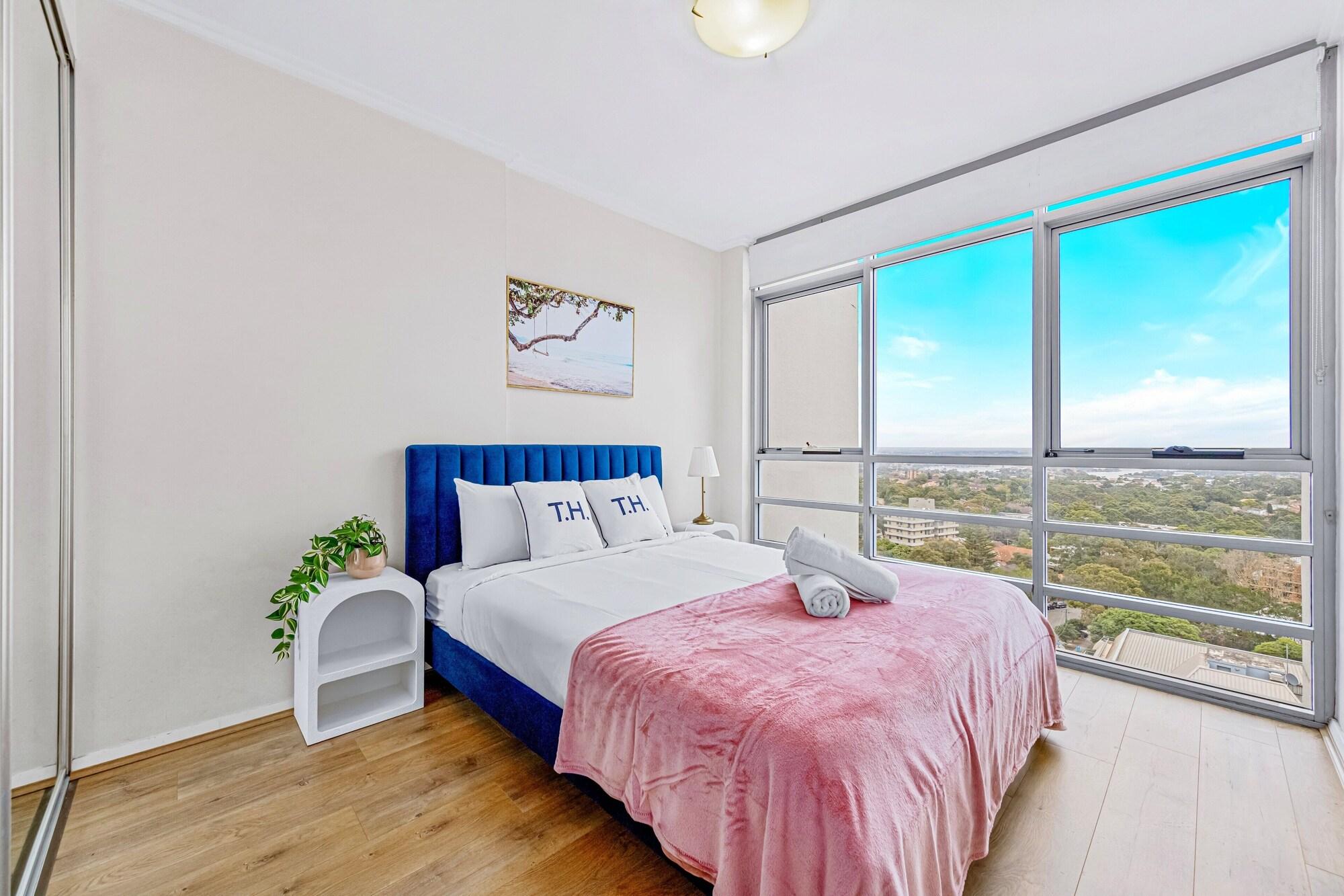 Stunning City and water view 2 bedrooms & 2 bathrooms apartment — 4-Star Luxury Hotel in Sydney, Australia