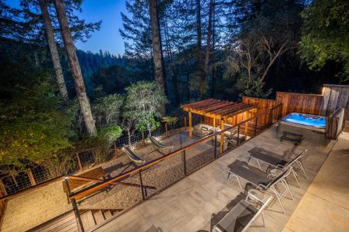 Vista Retreat With Hot Tub And Tastings Included — hotel in Guerneville