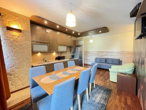 Superior Pulawska 4 rooms 3 bedrooms Metro Recepcion24h — 4-Star Luxury Hotel in Warsaw, Poland