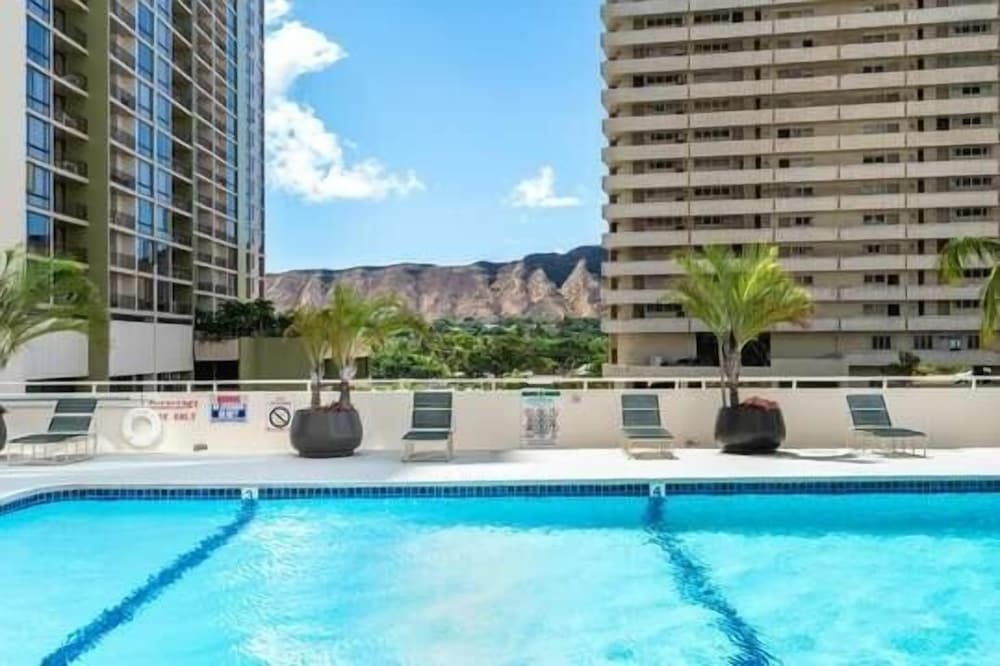 Artsy 32nd Floor Condo with Modern Furnishings & Gorgeous Ocean Views by Koko Resort Vacation Rentals - photo 21