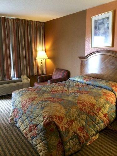 Richmond Inn & Suites - photo 3