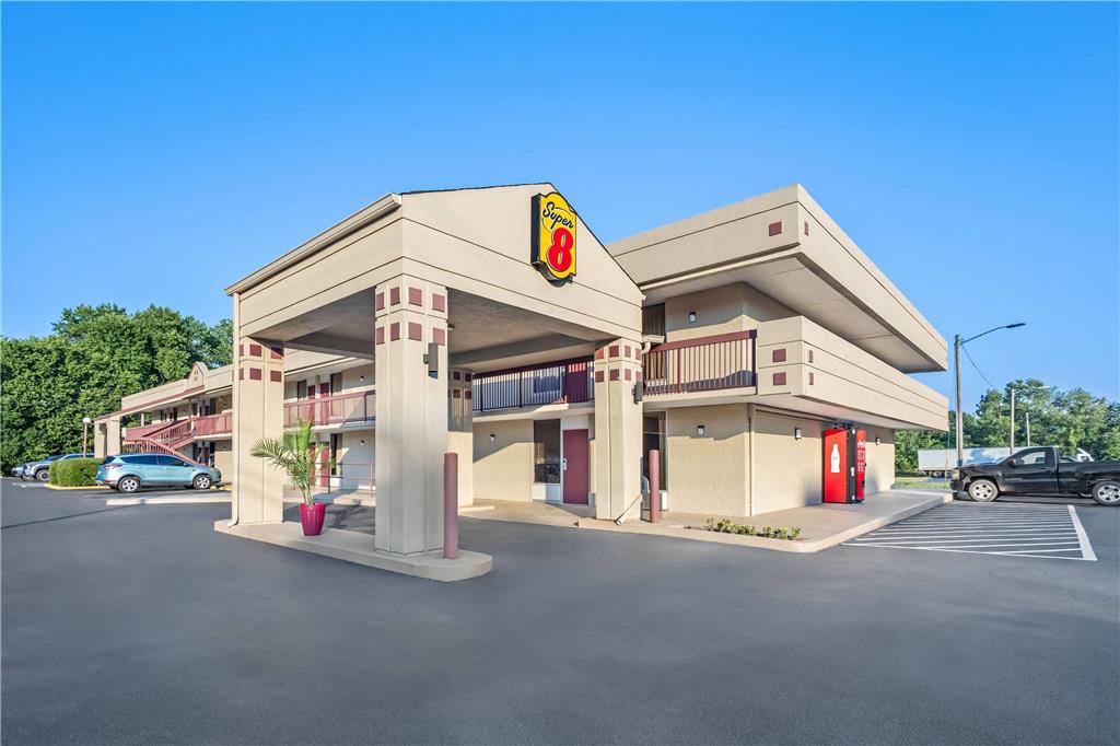 Super 8 by Wyndham Commerce - carbon neutral hotel in Commerce