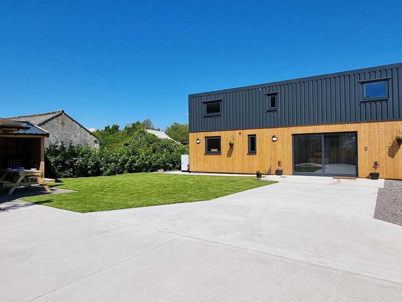 Dronefield Lodge — 5-Star Luxury Hotel in Somerton, United Kingdom