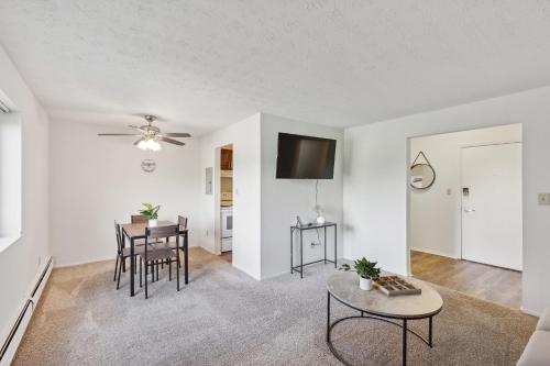 Scenic towers 3217I Cozy & Comfy I Free Parking — 4-Star Luxury Hotel in Parma, United States
