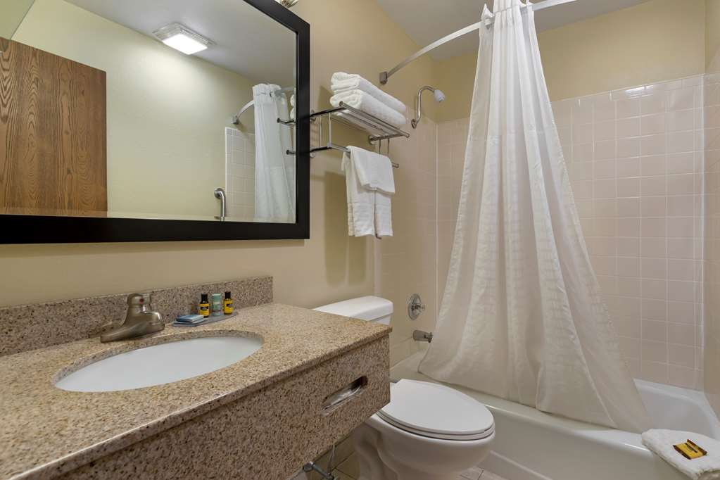 Best Western Plus Altoona Inn - photo 17