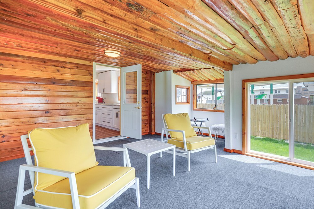 1 Mi to Shore: Lake Michigan Retreat w Game Room — hotel in Two Rivers
