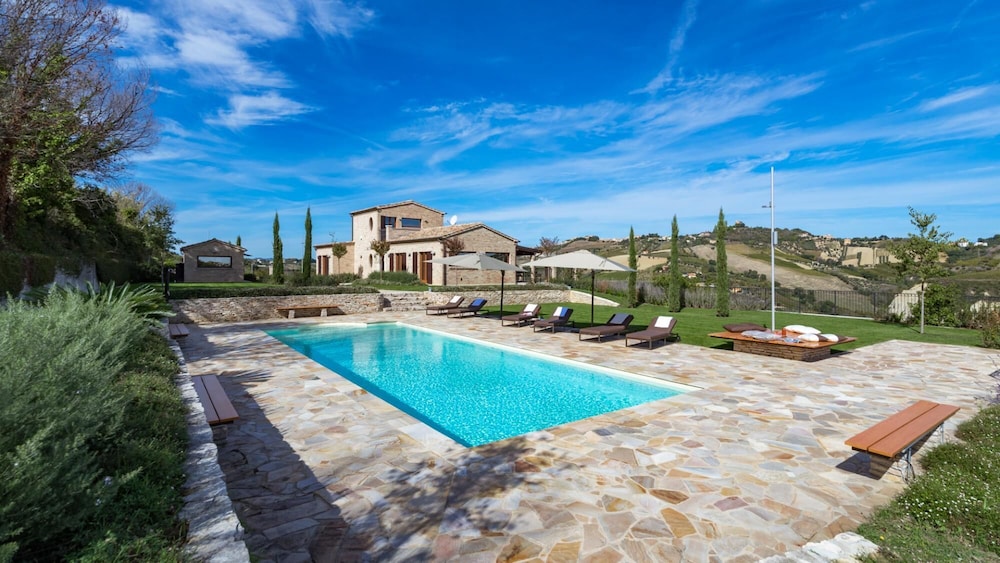 Borgo Da Monte 8 Emma Villas — 4-Star Luxury Hotel in Monteprandone, Italy