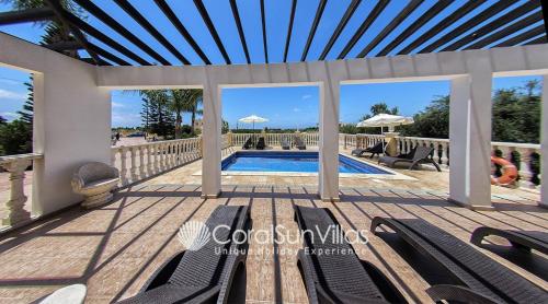 Fabulous Villa In Coral Bay Near Beach Amenities