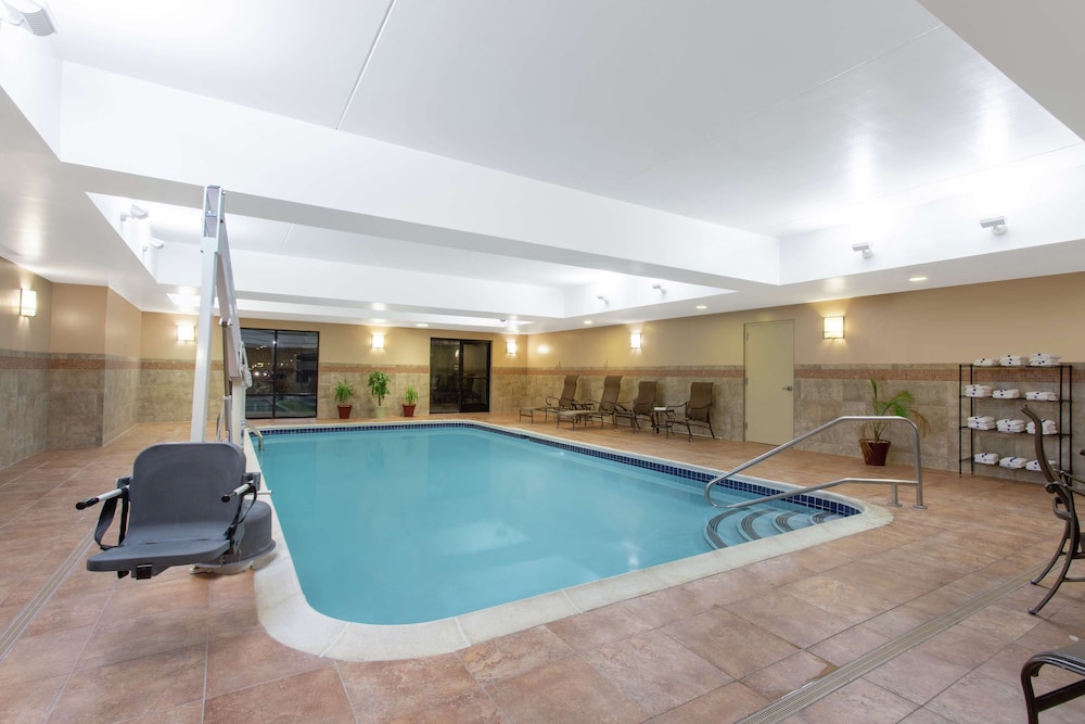Hampton Inn & Suites Albany Airport - photo 19
