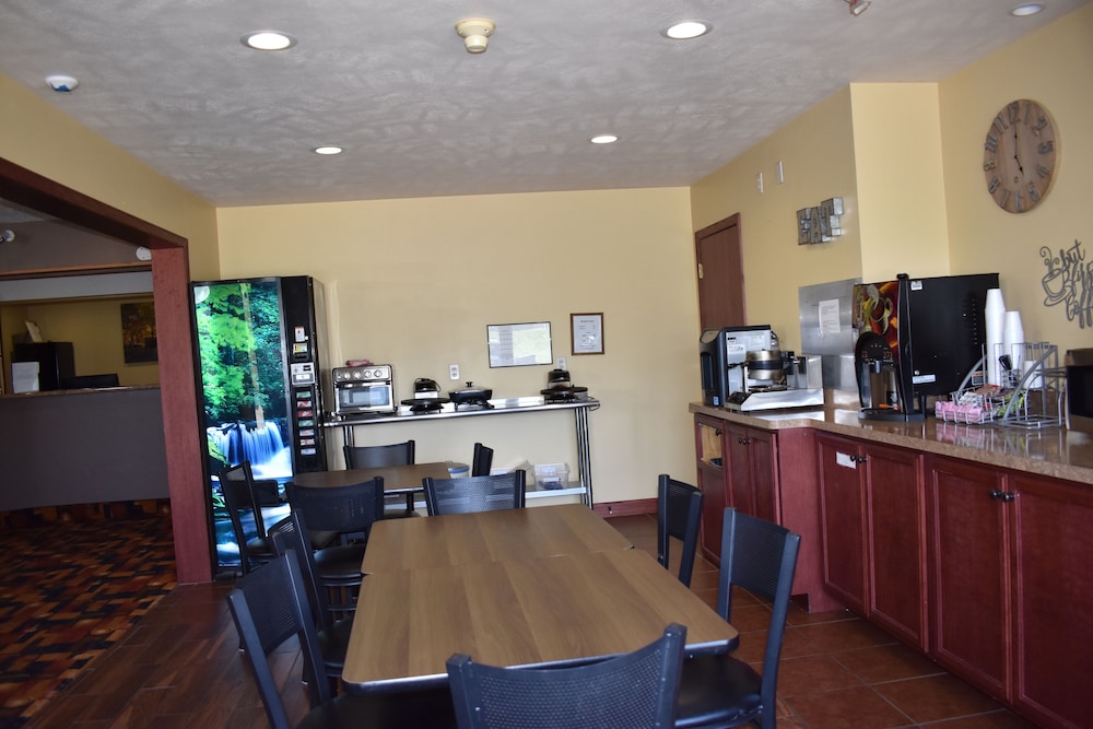 Heartland Hotel and Suites - photo 29
